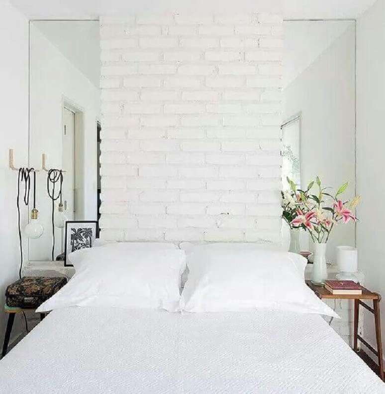56. Parede tijolinho branca para decoração de quarto de casal simples e pequeno – Foto Archidea