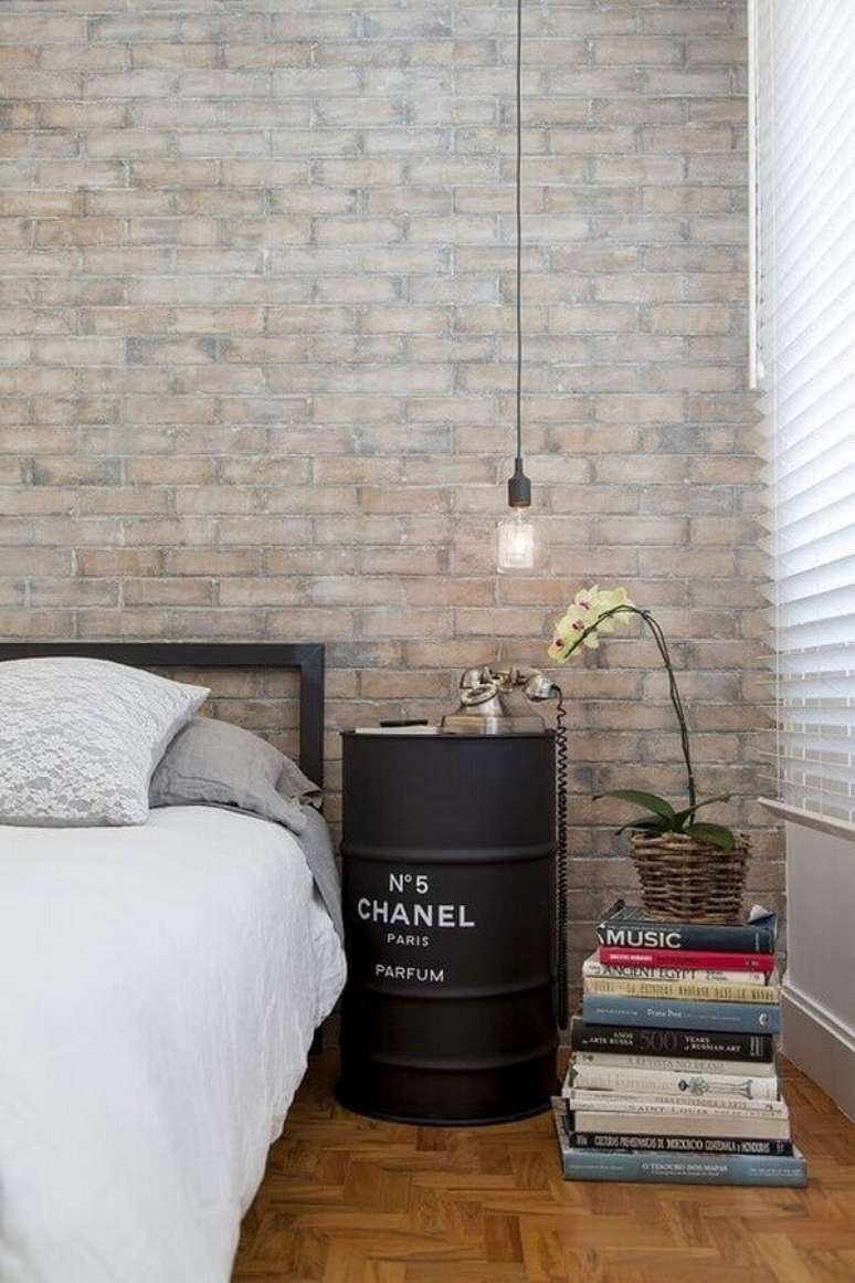 13. Tonel decorativo para quarto de casal simples decorado com parede tijolinho – Foto Onechitecture