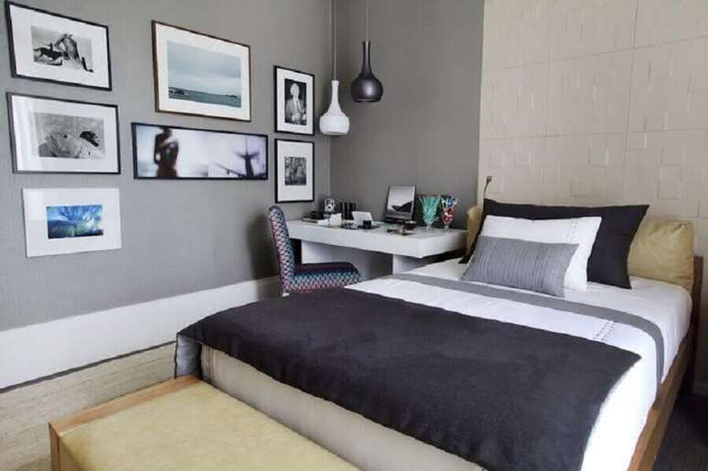 14. Tons de cinza para decoração de quarto de casal simples com escrivaninha branca pequena – Foto Moda de Casa
