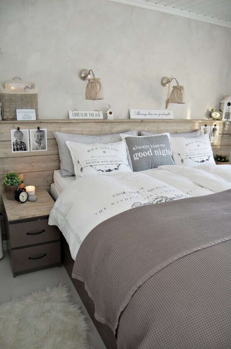 15. Tons de cinza para decoração de quarto de casal simples e bonito com cabeceira de madeira rústica – Foto Pinterest