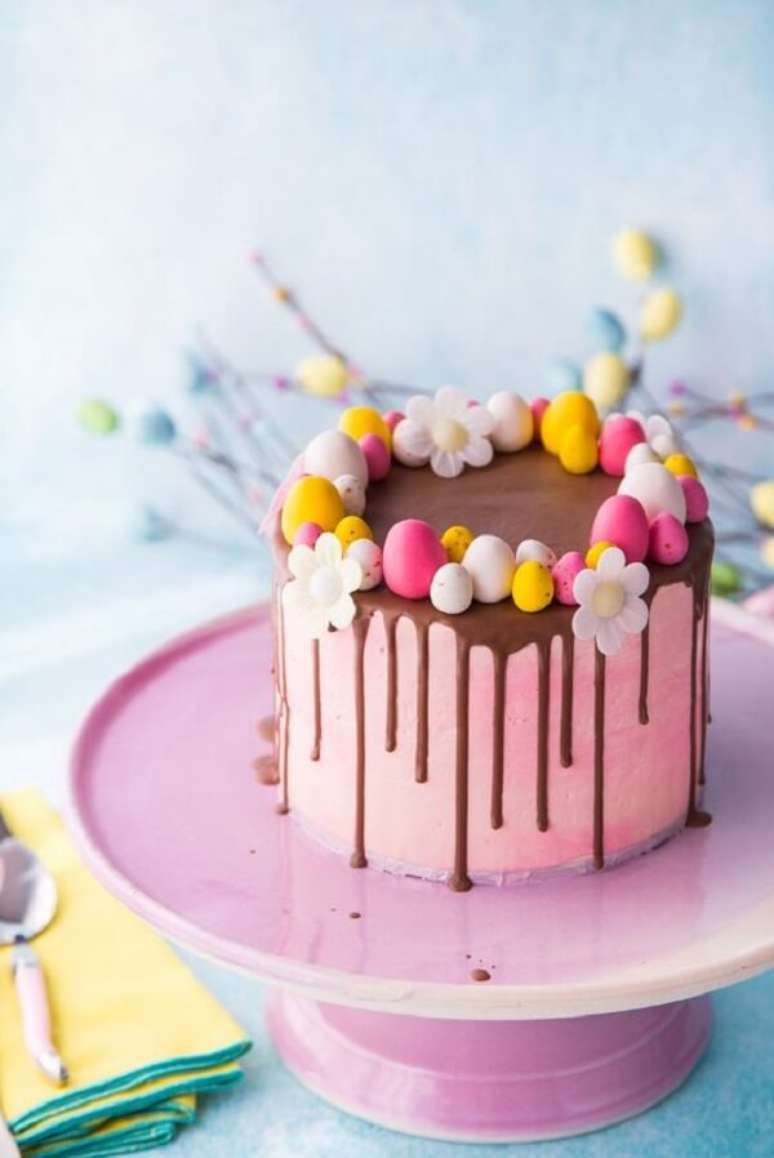 52. Tons de rosa e amarelo invadem a decoração desse bolo de páscoa. Fonte: Pinterest