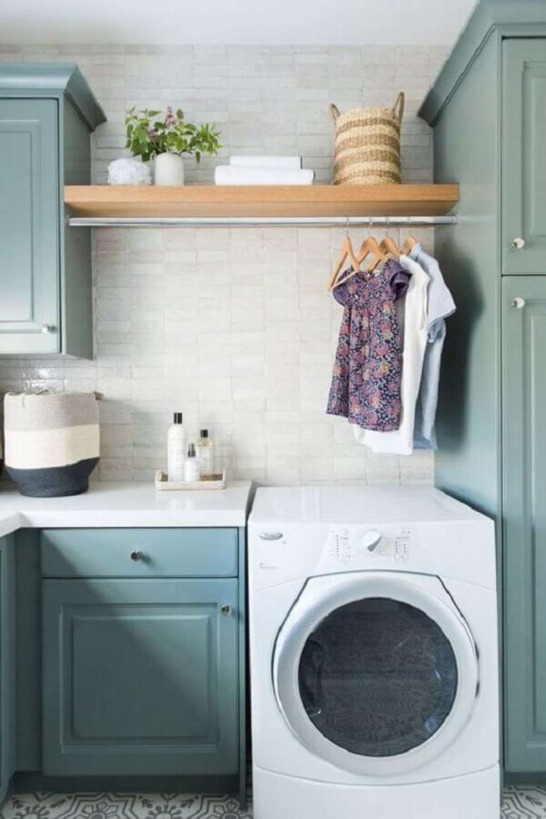 21. Prateleira para lavanderia decorada com estilo vintage. Foto: Apartment Therapy