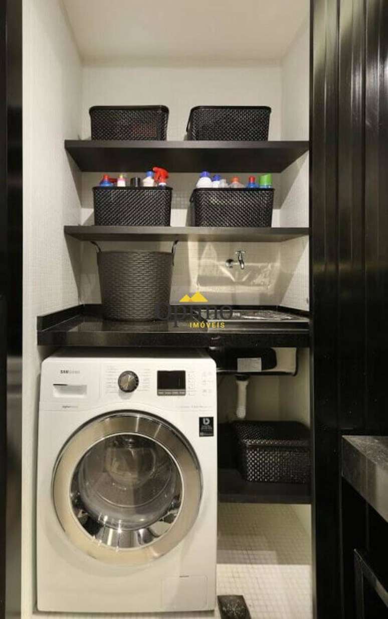45. Decoração com prateleira para lavanderia pequena preta e cinza. Foto: Monise Rosa