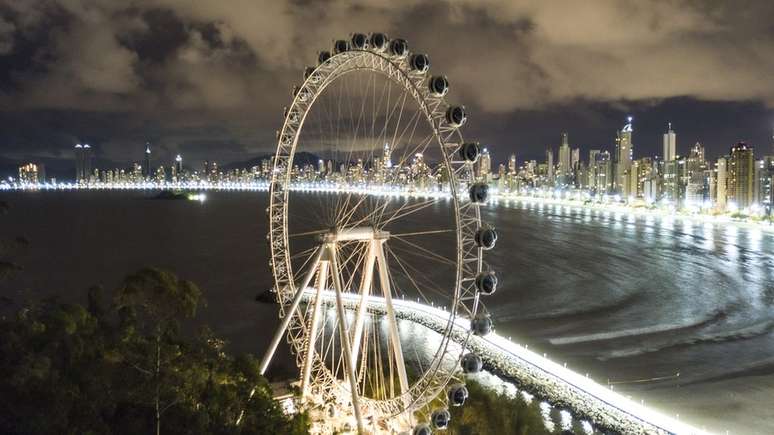 Esta roda gigante panor&acirc;mica &mdash; naturalmente, uma das mais altas do continente &mdash; foi uma incorpora&ccedil;&atilde;o recente ao horizonte de Balne&aacute;rio Cambori&uacute;