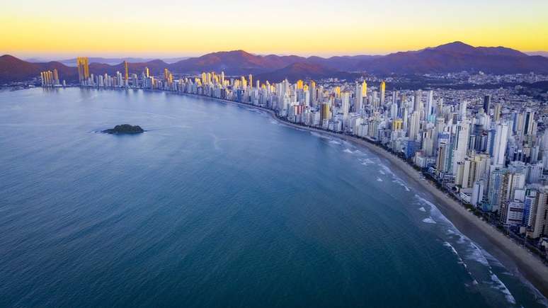 P&ocirc;r do sol na Praia Central &mdash; os banhistas, no entanto, j&aacute; haviam se despedido do sol horas antes