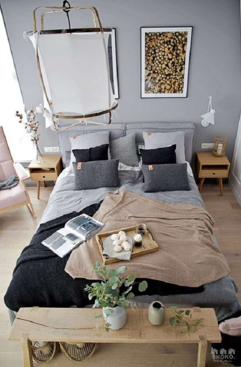 51. Quarto com mesa de cabeceira retr&ocirc; de madeira. Fonte: Pinterest