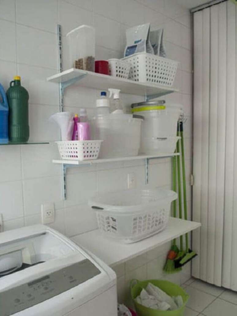 32. Decoração simples com prateleiras organizadoras para lavanderia. Foto: Pinterest