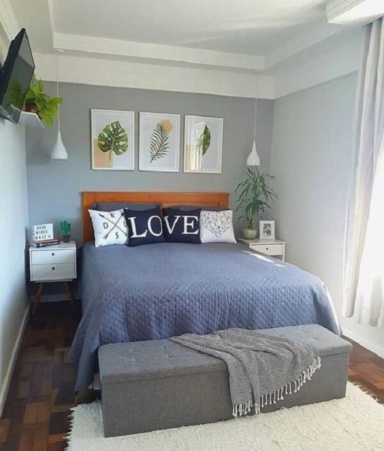 2. Decoração de quarto de casal com quadros de folhas e mesa cabeceira retrô branca. Fonte: Decoração 24