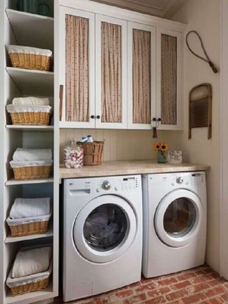 36. Decora&ccedil;&atilde;o simples com prateleira para lavanderia com bancada de madeira. Foto: Etsy