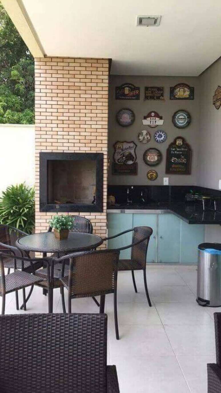 4. Área da churrasqueira de tijolinho pequena com armários azuis na decoração moderna – Foto Revista Vd