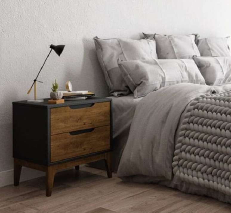 45. Modelo de mesa de cabeceira retr&ocirc; preta. Fonte: Pinterest