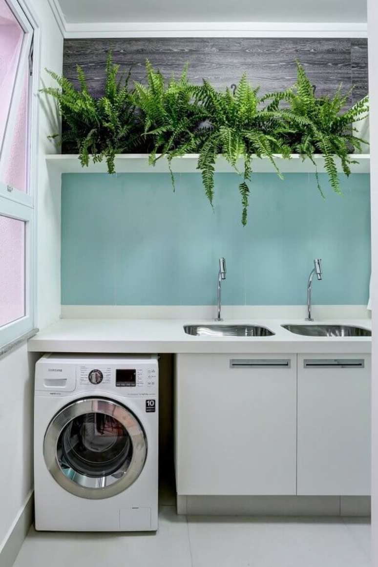 9. Vasos de plantas para decoração de prateleira para lavanderia. Foto: Conexão Décor