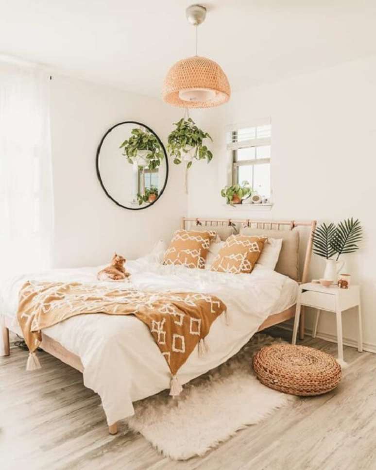 35. Mesa de cabeceira retrô branca se conecta com a decoração clean do dormitório. Fonte: Pinterest