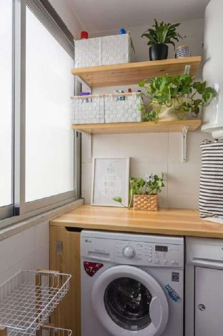 26. Prateleira de madeira para lavanderia pequena e simples. Foto: Houzz