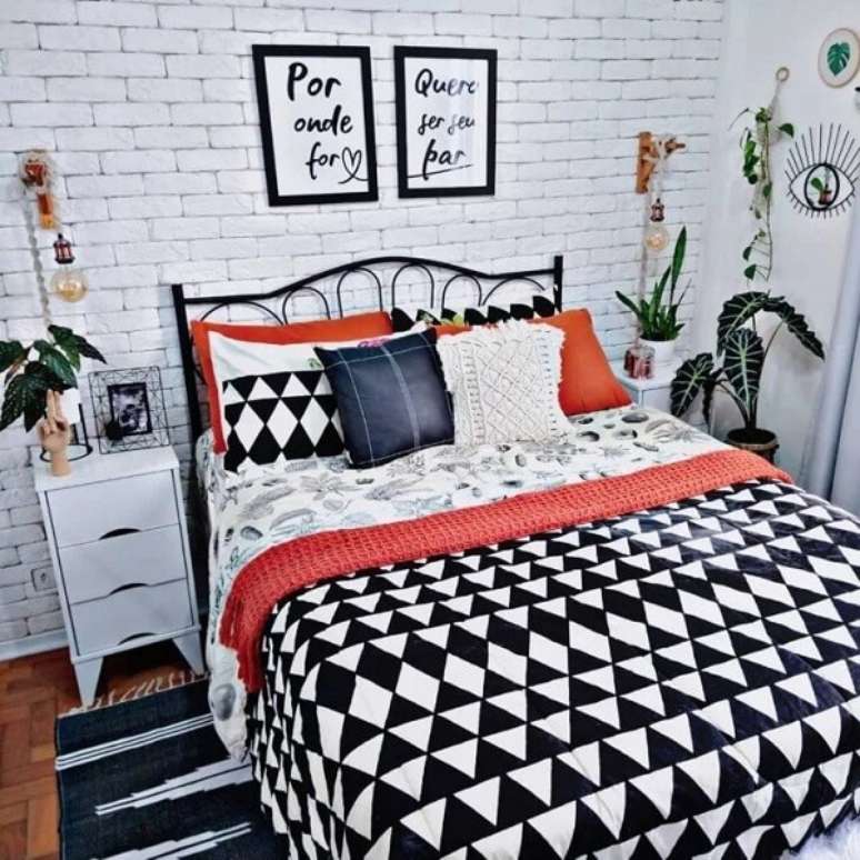 32. Mesa de cabeceira retr&ocirc; branca com tr&ecirc;s gavetas foram posicionadas ao lado da cama de casal. Fonte: Cafofo 208