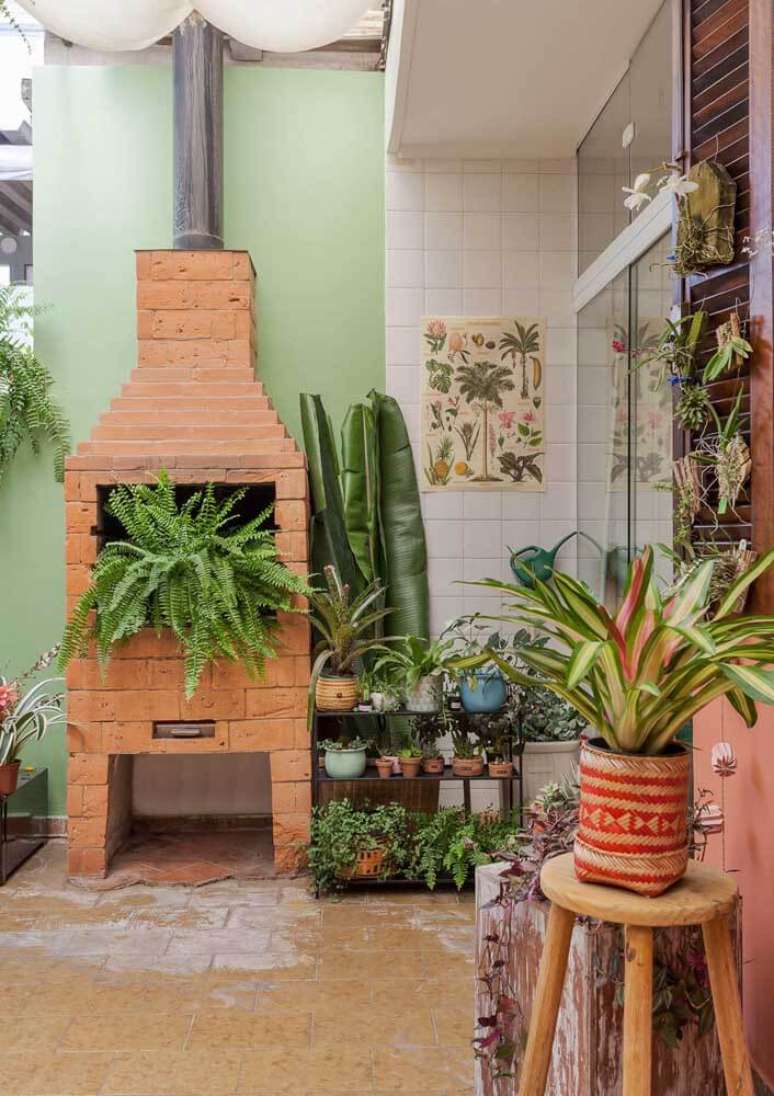 33. Churrasqueira de tijolinho pequena com plantas na decoração -Foto Pinterest