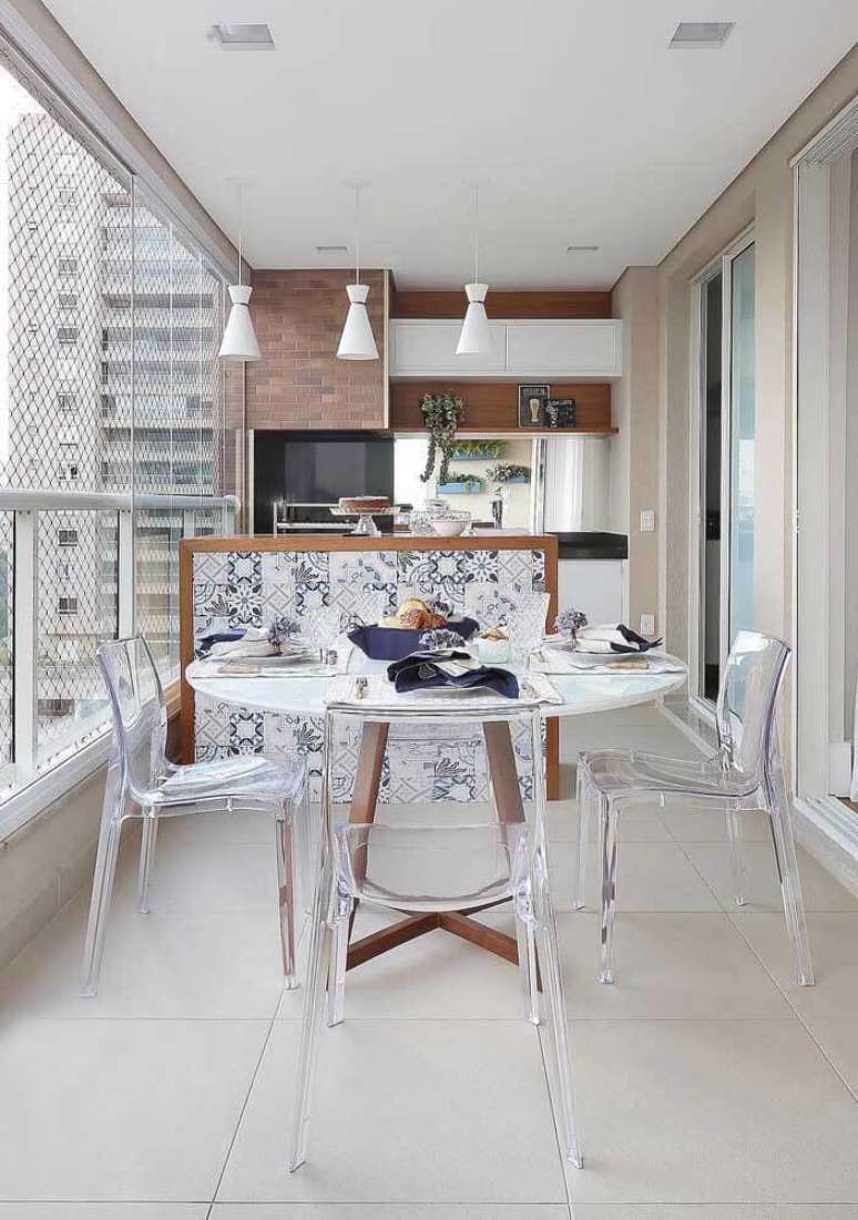 43. Churrasqueira de tijolinho pequena na varanda gourmet de apartamento moderno – Foto Pinterest