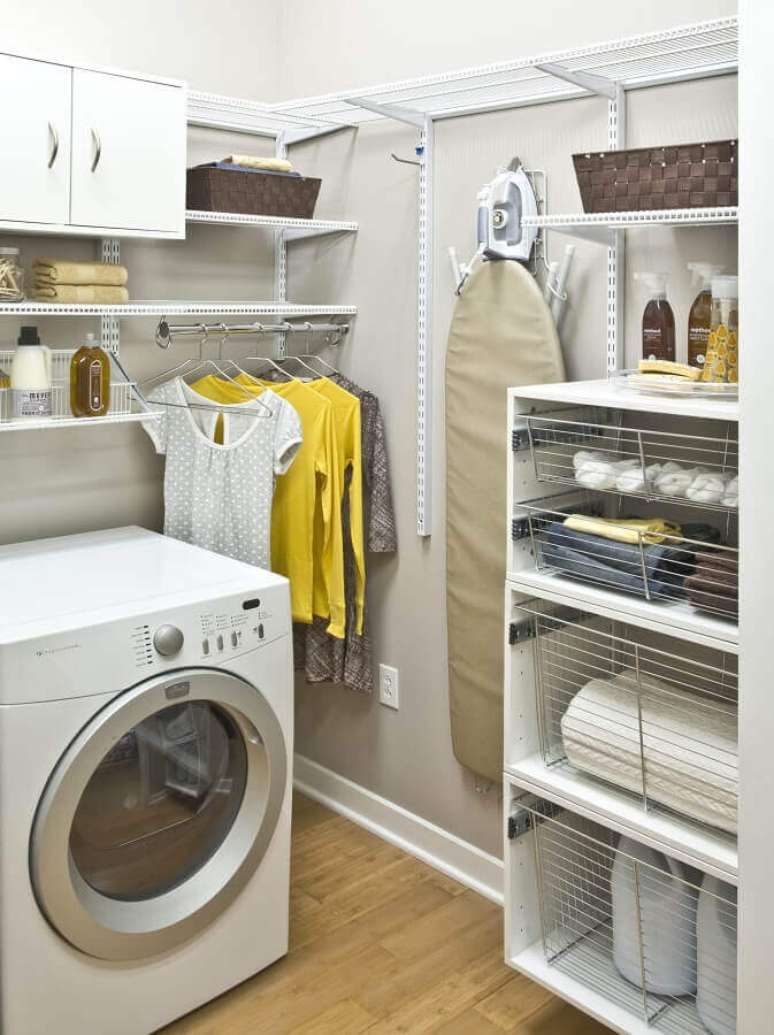 34. Decoração simples com prateleiras organizadoras para lavanderia. Foto: Houzz