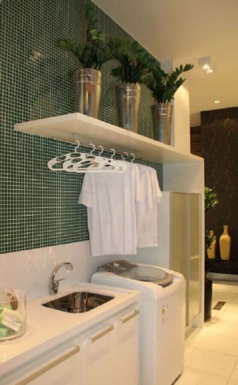 25. Prateleira de parede para lavanderia decorada com pastilhas de parede. Foto: Perfeita Ordem