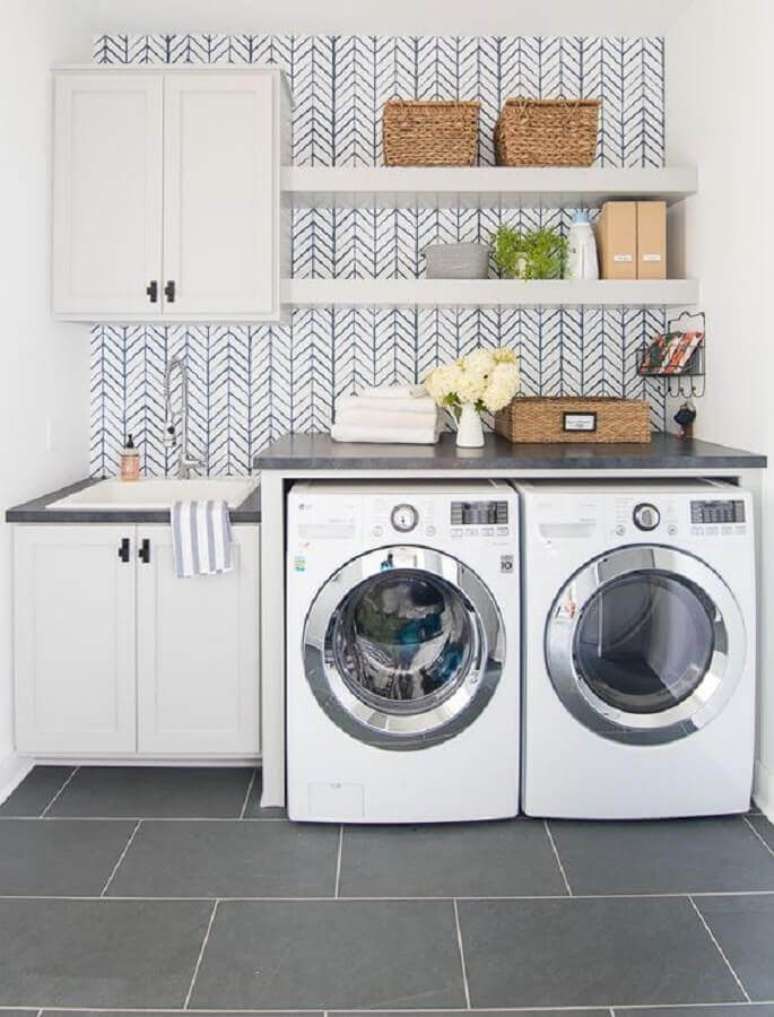 8. Prateleira planejada para decoração de lavanderia branca e cinza Foto: Home Fashion Trend