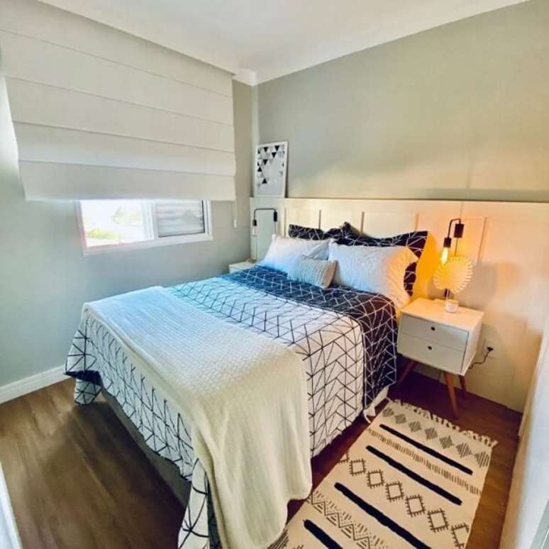 28. Estampas geom&eacute;tricas s&atilde;o &oacute;timas e se conectam com mesa de cabeceira retr&ocirc;. Fonte: Apartamento 113