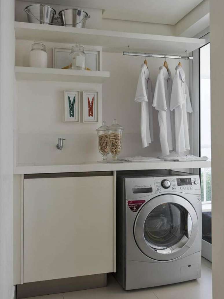 7. Decoração clean com prateleira para lavanderia pequena planejada com cabideiro. Foto: Ornare