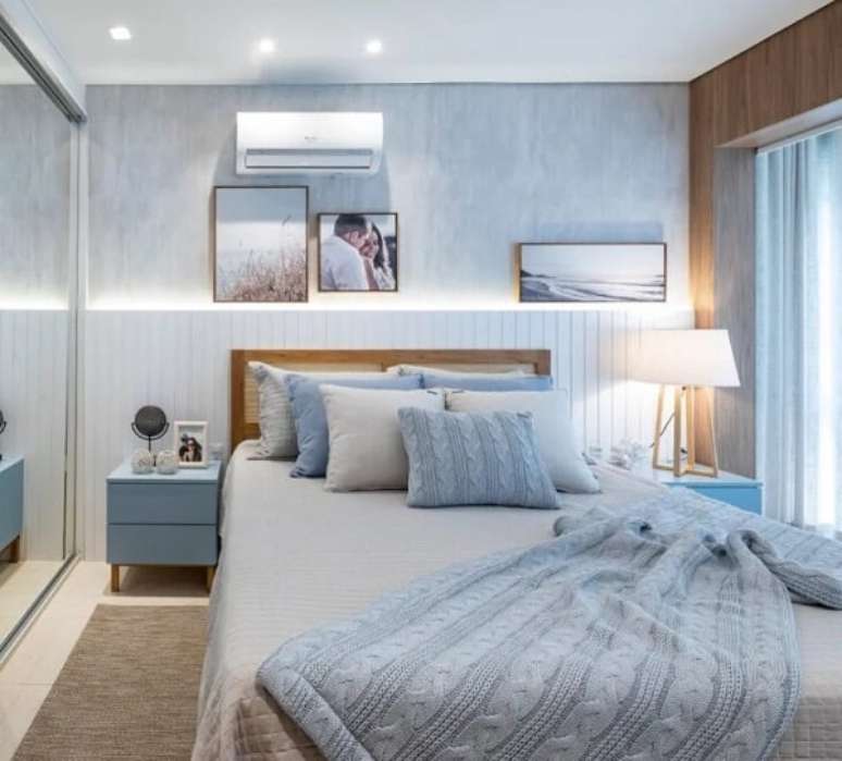 57. Tons de azul invadem a decora&ccedil;&atilde;o desse quarto com mesa de cabeceira retr&ocirc;. Fonte: Bruna Nunes