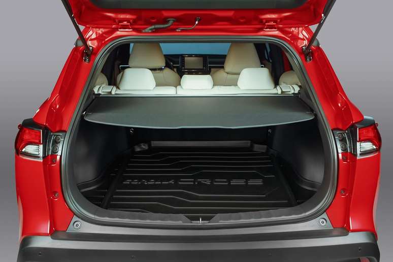 Porta-malas do Toyota Corolla Cross tem 440 litros de capacidade, menos do que na Tailândia.