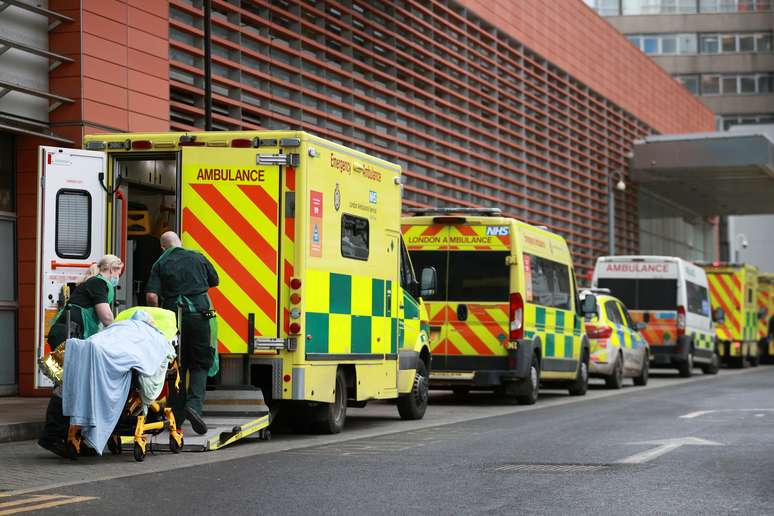 Profissionais de saúde transportam paciente com Covid-19 em hospital em Londres
26/01/2021 REUTERS/Hannah McKay