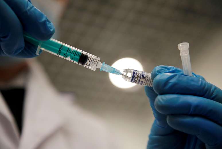 Profissional de saúde prepara seringa com vacina contra covid-19
REUTERS/Anton Vaganov