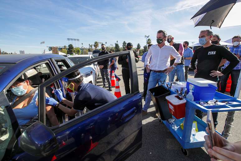 Vacina&ccedil;&atilde;o no Dodger Stadium, Los Angeles
 15/1/2021 Irfan Khan/Pool via REUTERS