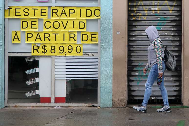 Mulher caminha por rua vazia em São Paulo
06/03/2021
REUTERS/Carla Carniel