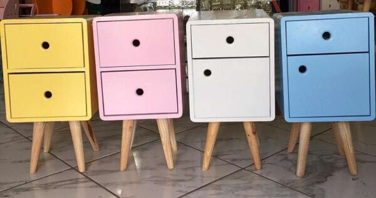 46. No mercado &eacute; poss&iacute;vel encontrar modelos de mesa de cabeceira retr&ocirc; coloridos. Fonte: Sle Decor Casa e Festa