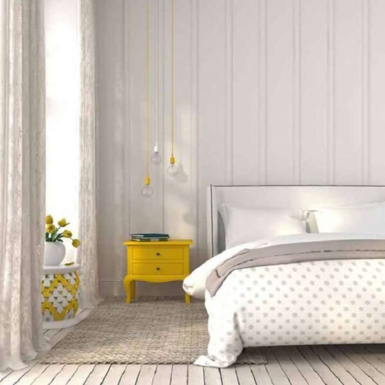 8. A mesa de cabeceira retrô amarela quebra a neutralidade do dormitório. Fonte: Pinterest