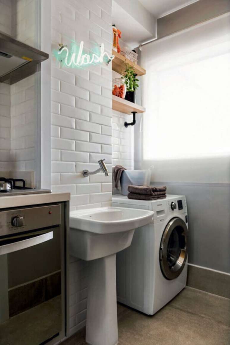 16. Prateleira para lavanderia pequena decorada com metro white. Foto: Arkpad