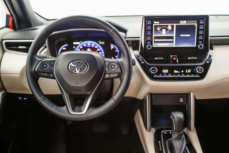 Interior na cor creme é um dos diferenciais do Corolla Cross Hybrid em relação ao 2.0 Flex.