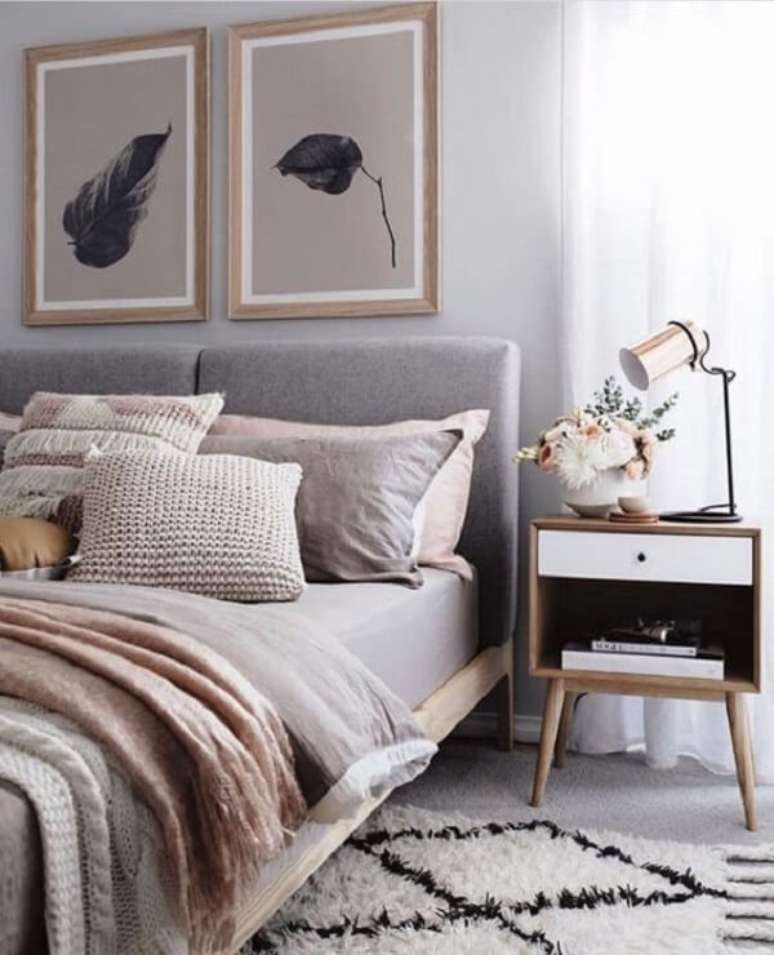 49. Quarto com mesa de cabeceira retr&ocirc; com uma gaveta e nicho. Fonte: Pinterest