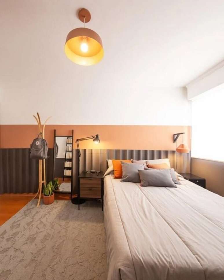 18. As gavetas da mesa de cabeceira retr&ocirc; preta ajudam na organiza&ccedil;&atilde;o do c&ocirc;modo. Fonte: Matehus Ilt