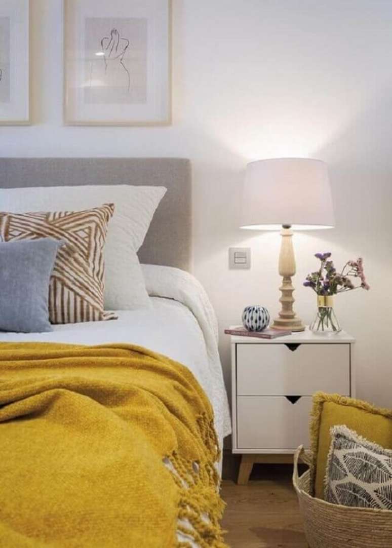 37. Mesa de cabeceira retrô com gavetas para decoração de quarto branco com manta amarela sobre a cama. Fonte; Micasa Revista