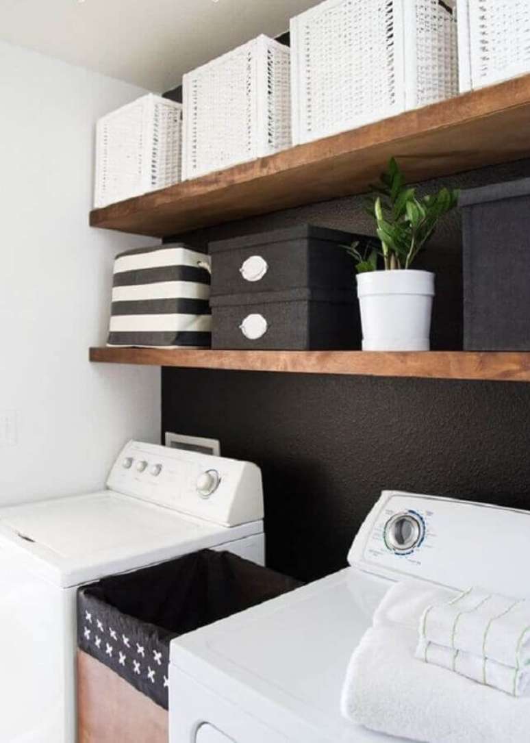50. Decoração com prateleira de madeira para lavanderia preta e branca. Foto: Home Fashion Trend