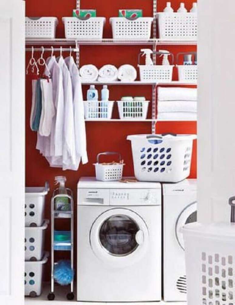 49. Decoração com prateleira de aço para lavanderia vermelha e branca. Foto: Pinterest