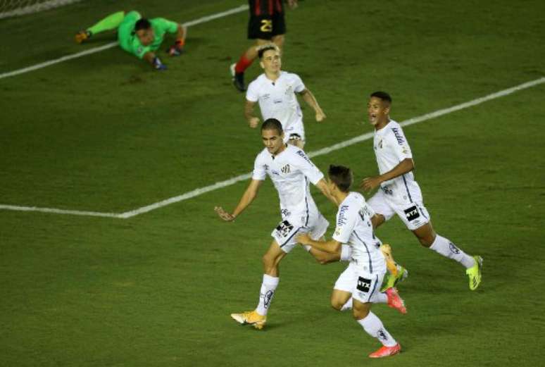 Vinícius Balieiro e Kaiky marcaram seus primeiros gols pelo Peixe (Foto: AFP)