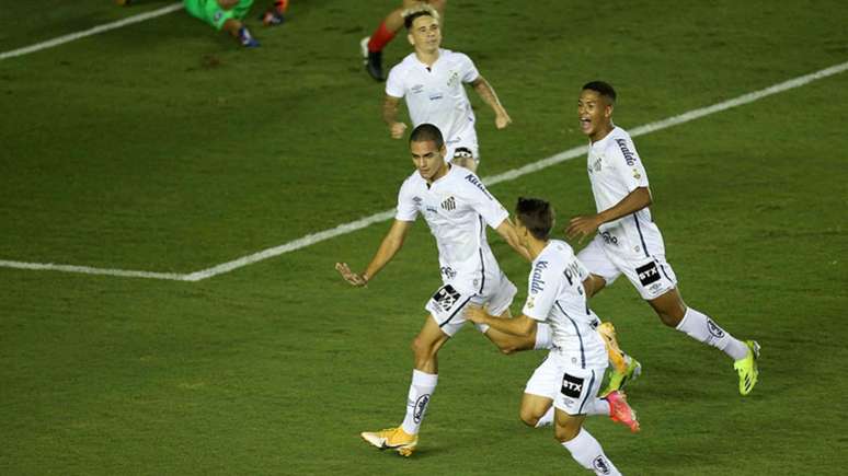 Kaiky corre para comemorar o seu primeiro gol como atleta profissional (Foto: AFP)