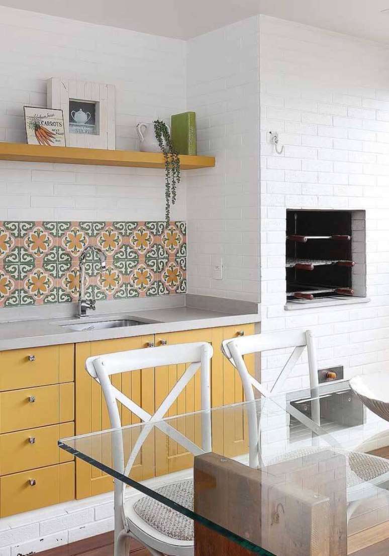 47. Churrasqueira de tijolinho pequena pintada de branco para combinar com a cozinha moderna – Foto Pinterest