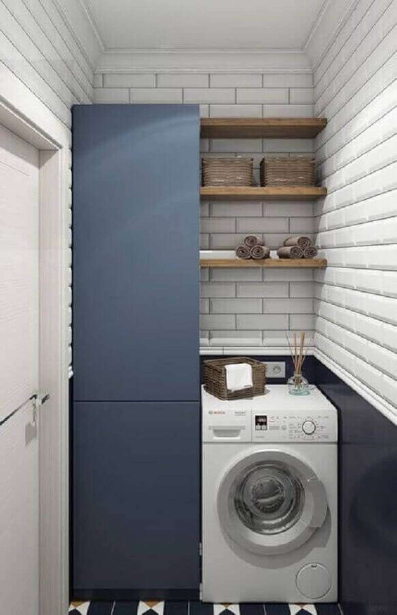 17. Prateleira para lavanderia pequena decorada com metro white e armário azul escuro. Foto: Houzz