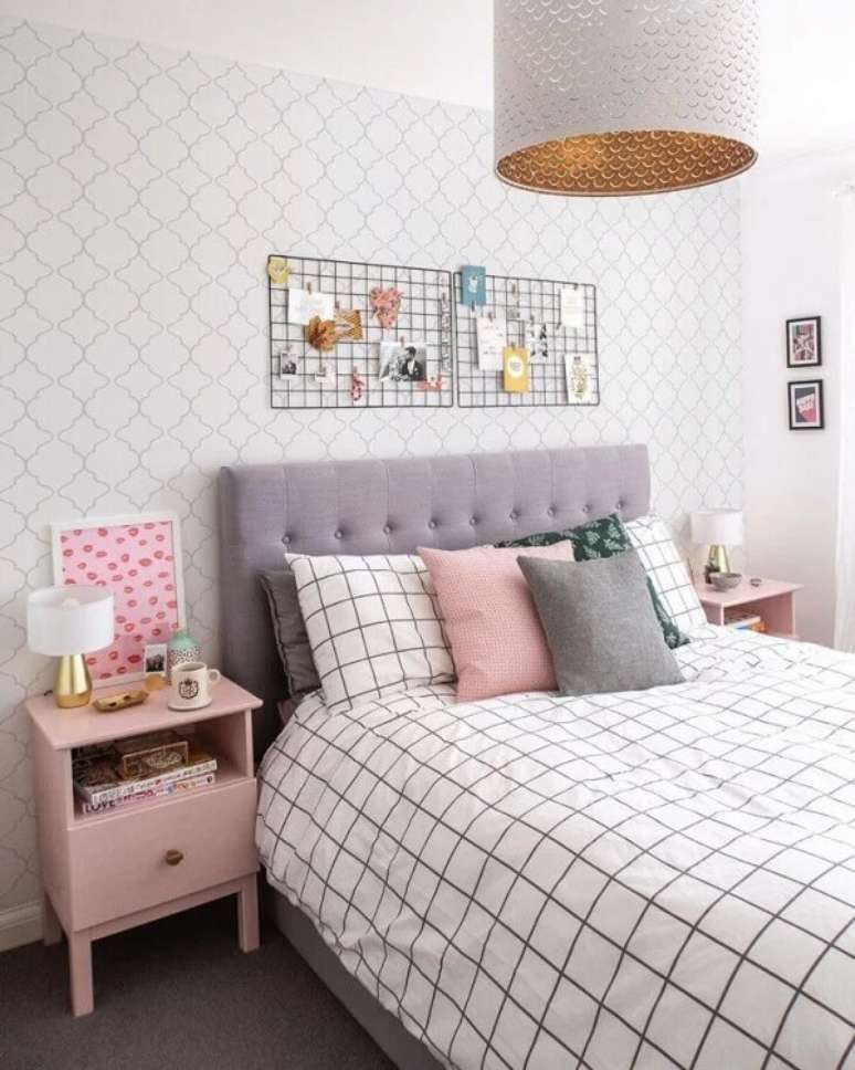 17. Aposte em uma decoração com mesa de cabeceira retrô rosa bebê. Fonte: Papel Decor