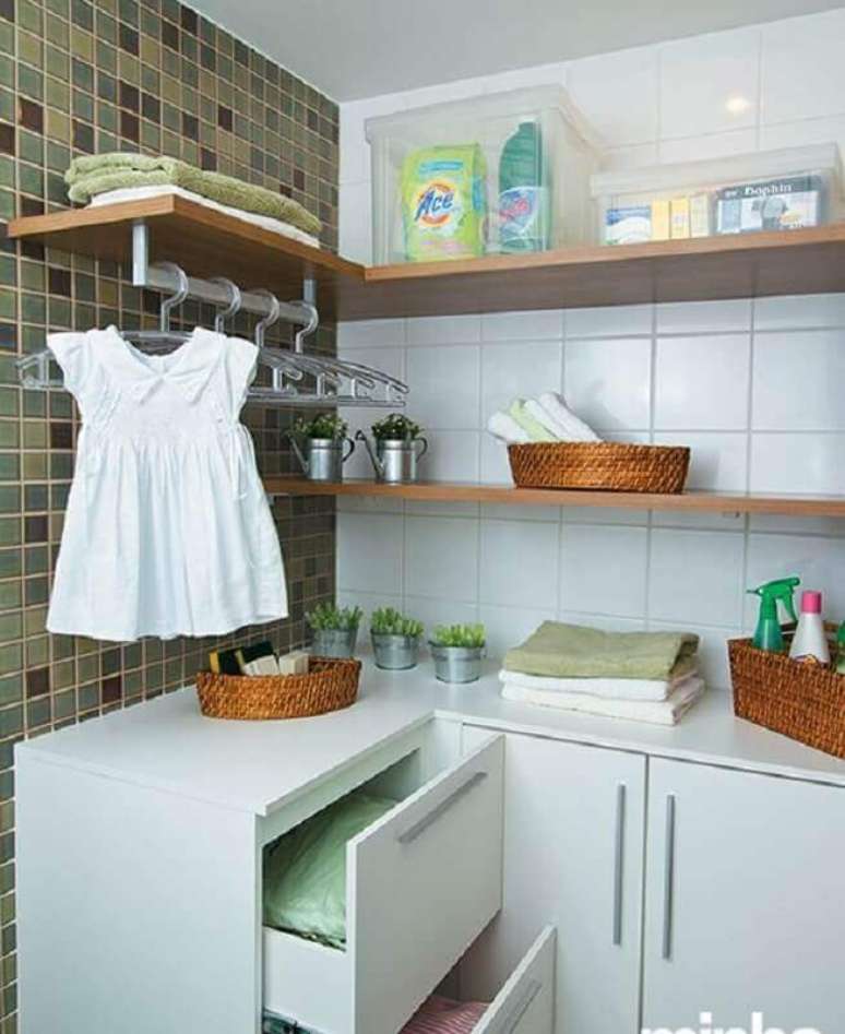 30. Prateleira de canto para lavanderia simples. Foto: Minha Casa