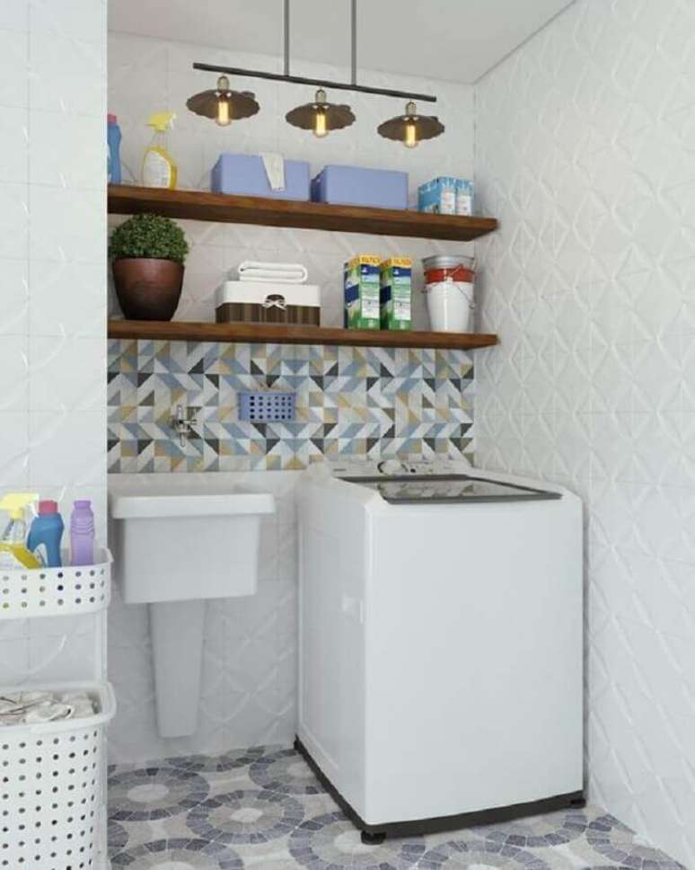 24. Prateleira de parede para lavanderia decorada com revestimento 3D branco. Foto: Jeito de Casa