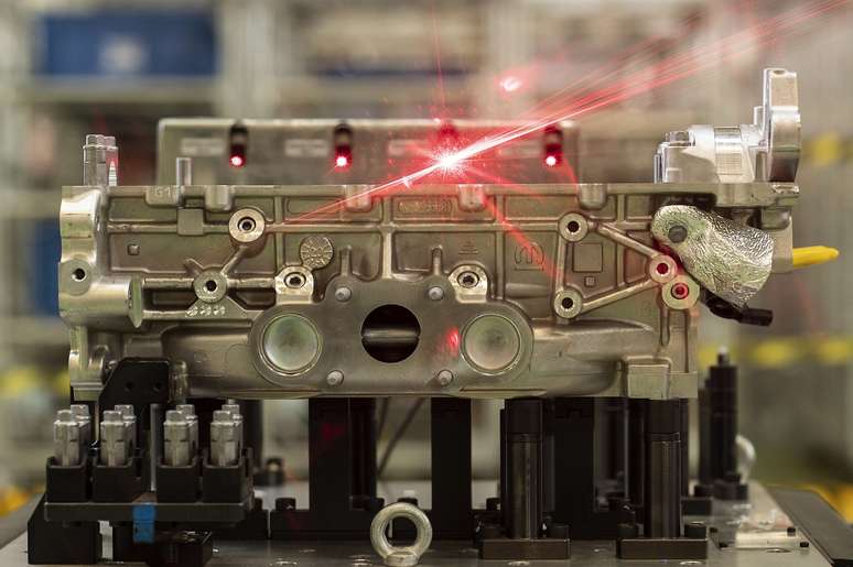 Pr&eacute;-montagem do cabe&ccedil;ote: bloco de alum&iacute;nio garante redu&ccedil;&atilde;o de peso e mais efici&ecirc;ncia ao motor.