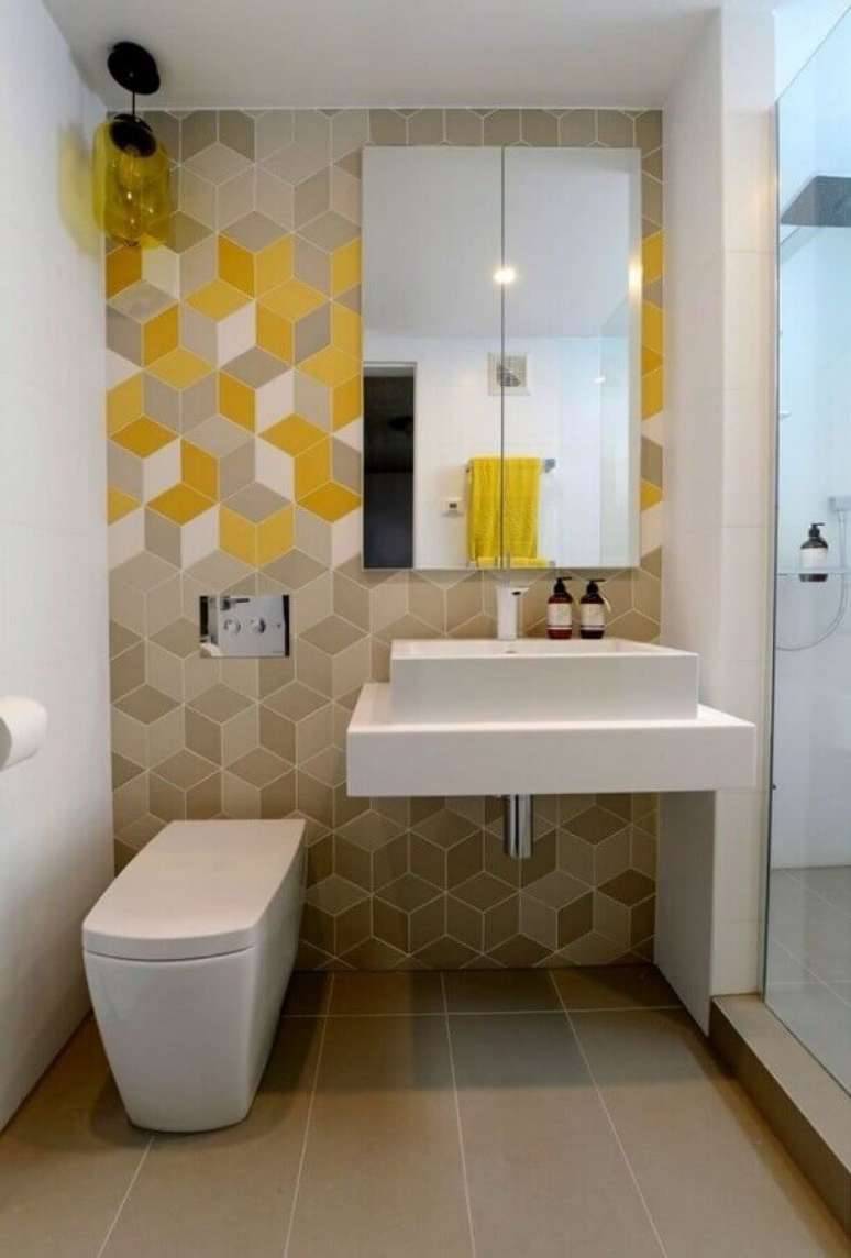 52. Espelheira para banheiro pequeno decorado com revestimento geométrico – Foto Pinterest